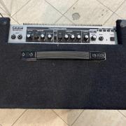 Roland DB-500 gitárkombó gurulós rackben