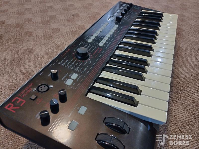 Korg R3 Vocoder keménytokkal, mikrofonnal, adapterrel