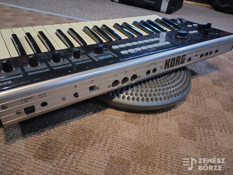 Korg R3 Vocoder keménytokkal, mikrofonnal, adapterrel