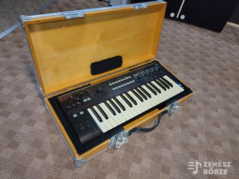 Korg R3 Vocoder keménytokkal, mikrofonnal, adapterrel