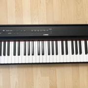 Yamaha P125B digitális zongora, L-125 állvány és tok